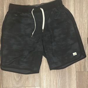 Vuori Banks shorts black and grey
